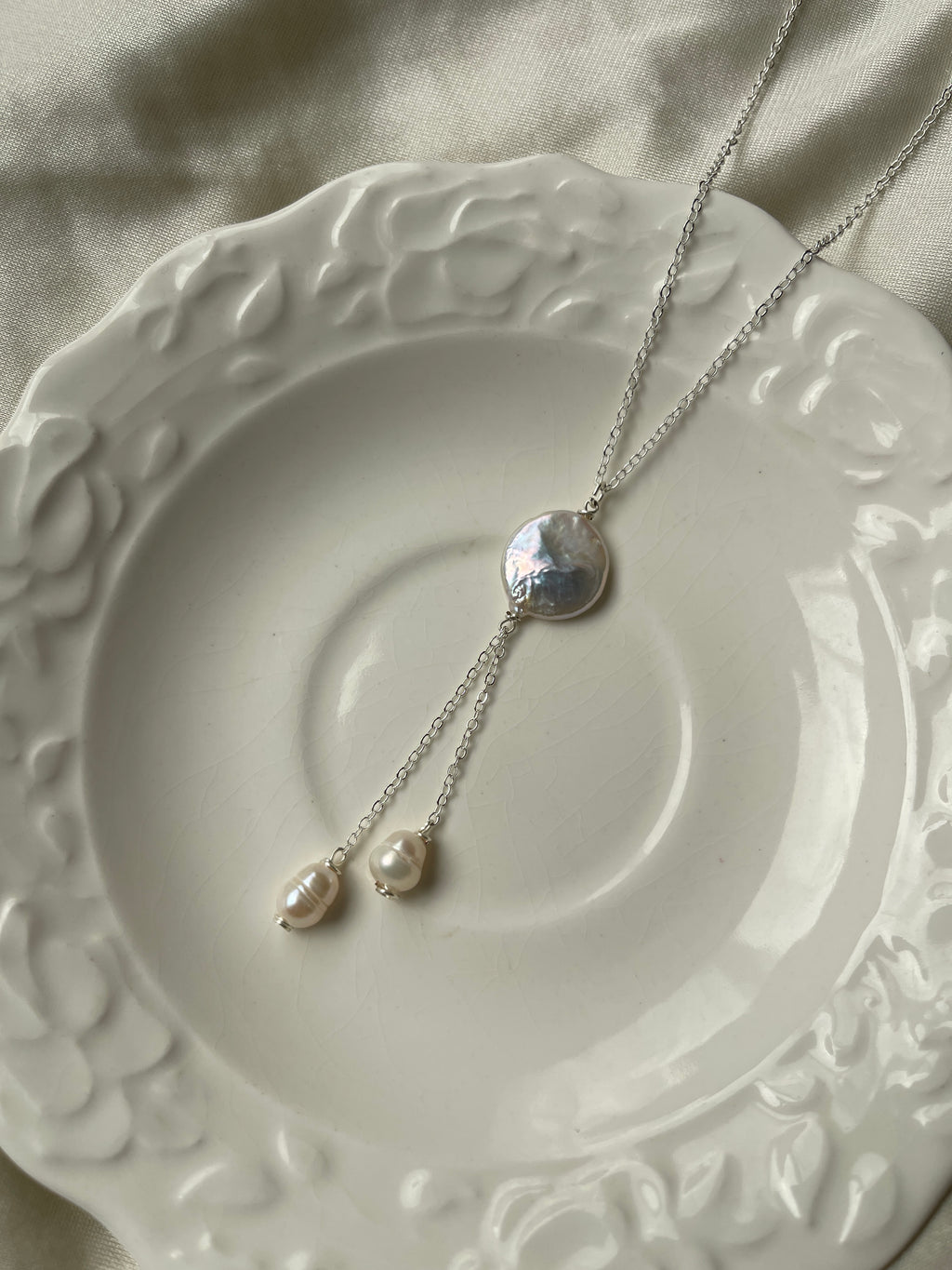 Dripping Pearls Lariat