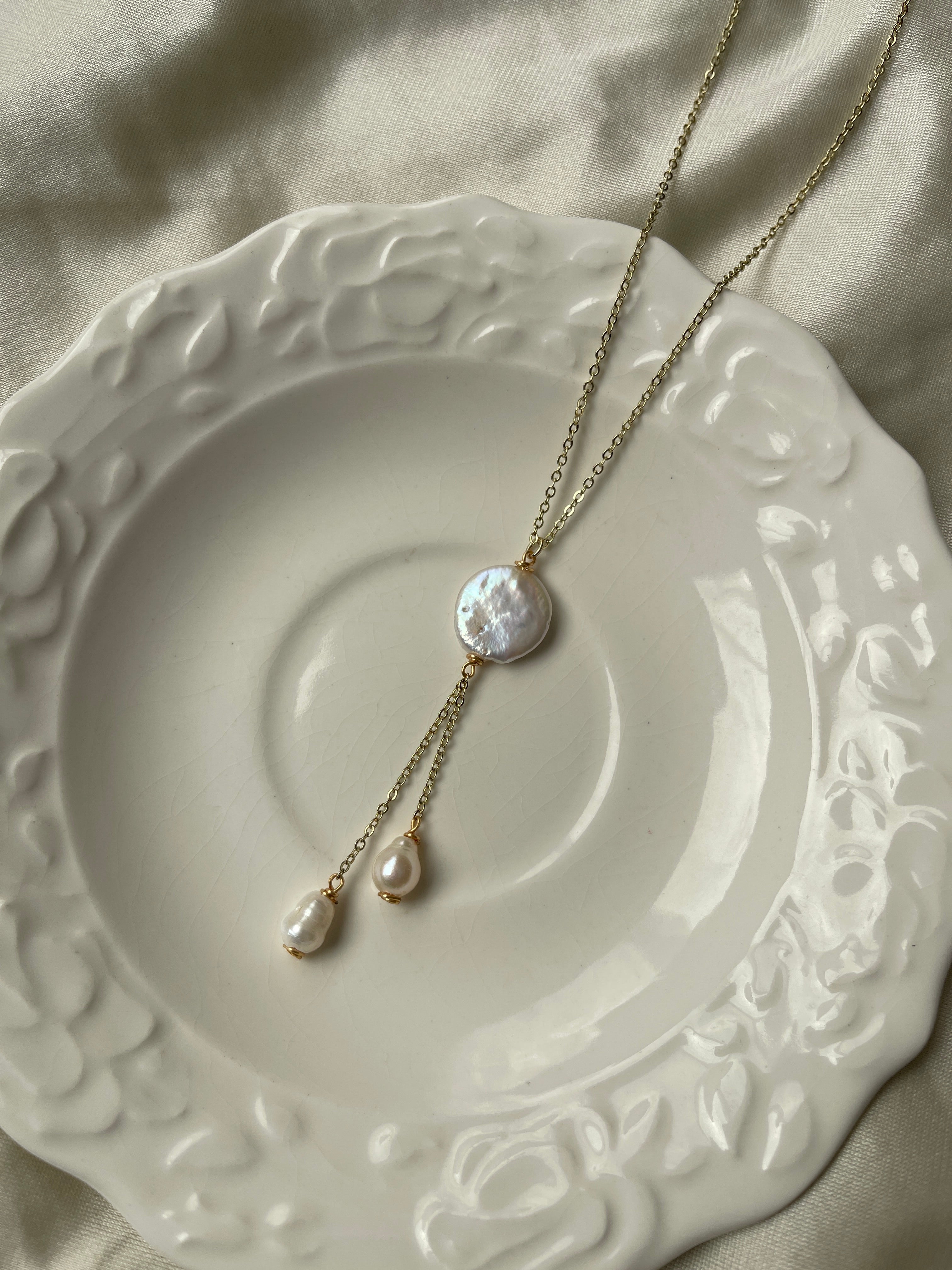 Dripping Pearls Lariat